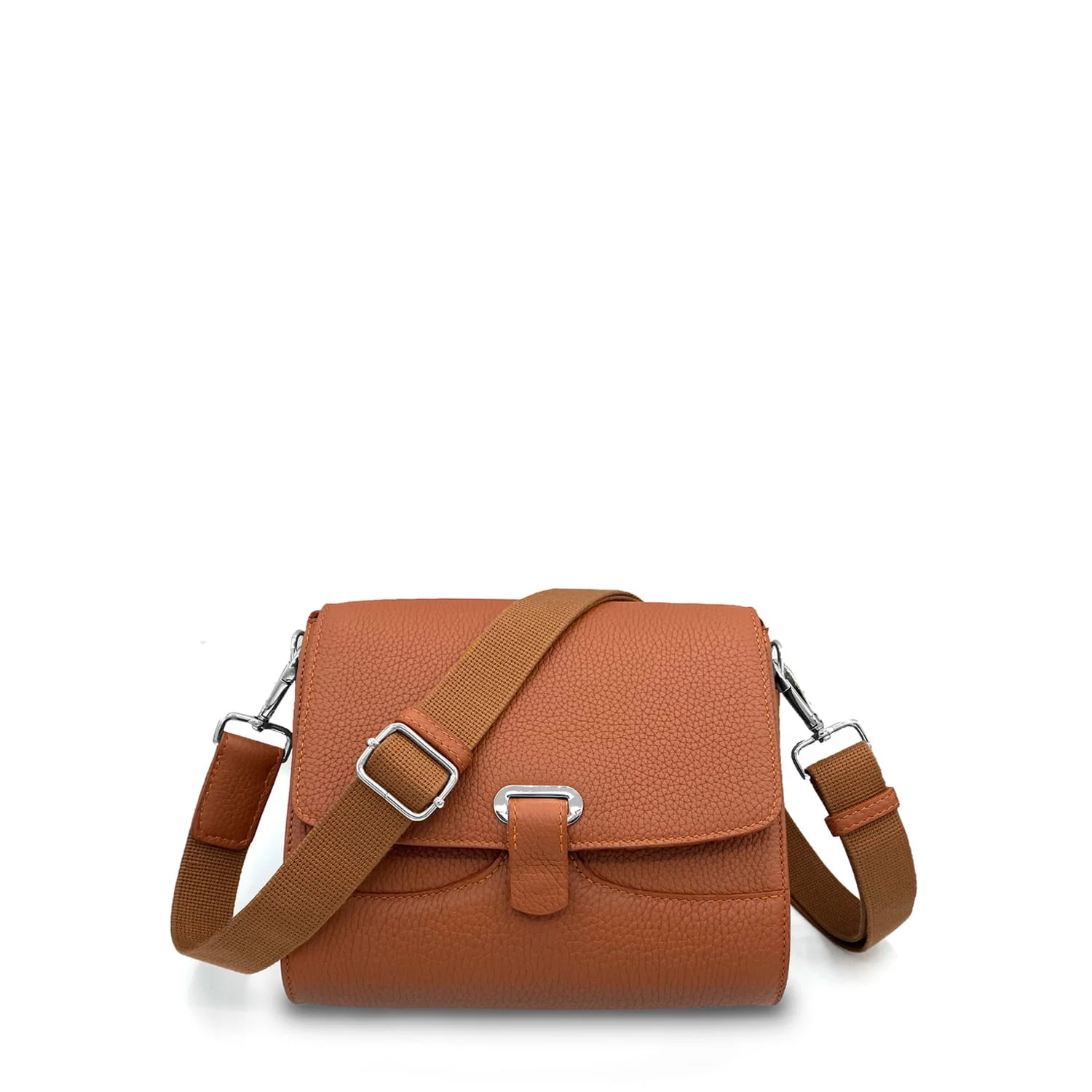 Sac bandoulière en cuir marron avec bandoulière réglable et boucle argentée sur fond blanc.
