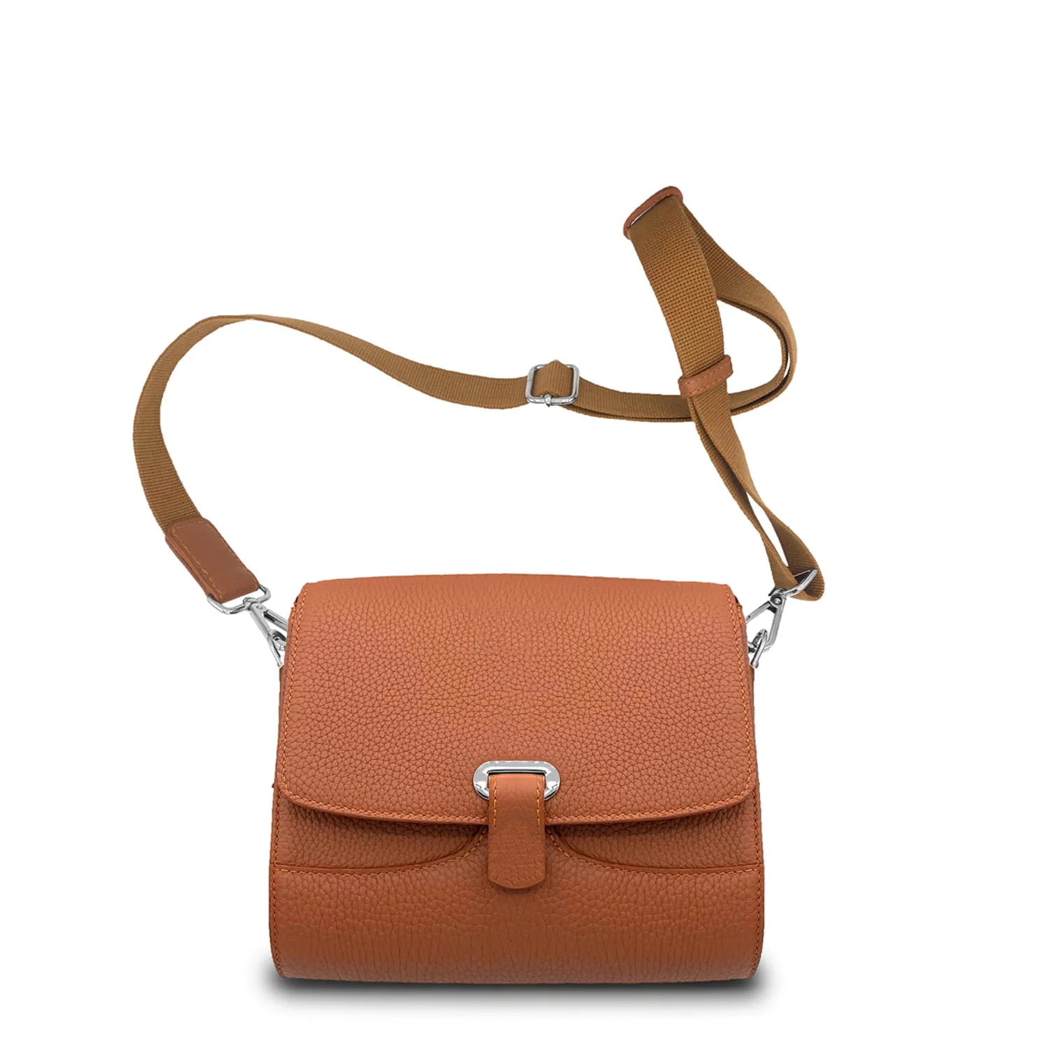 Sac bandoulière en cuir marron avec fermeture à rabat et bandoulière réglable, isolé sur fond blanc.