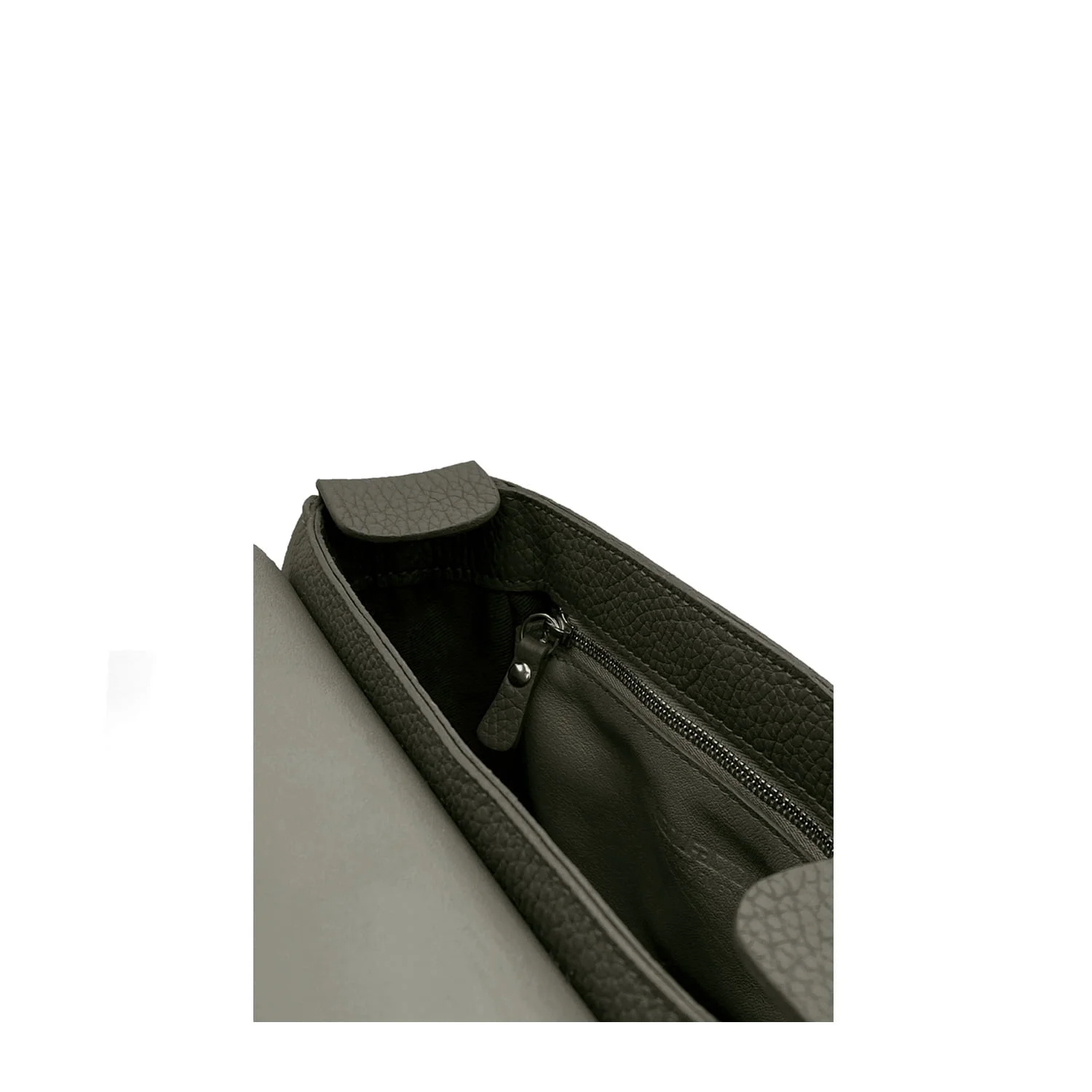 Gros plan d'un sac en cuir vert foncé avec une poche zippée à l'intérieur, pris du haut.