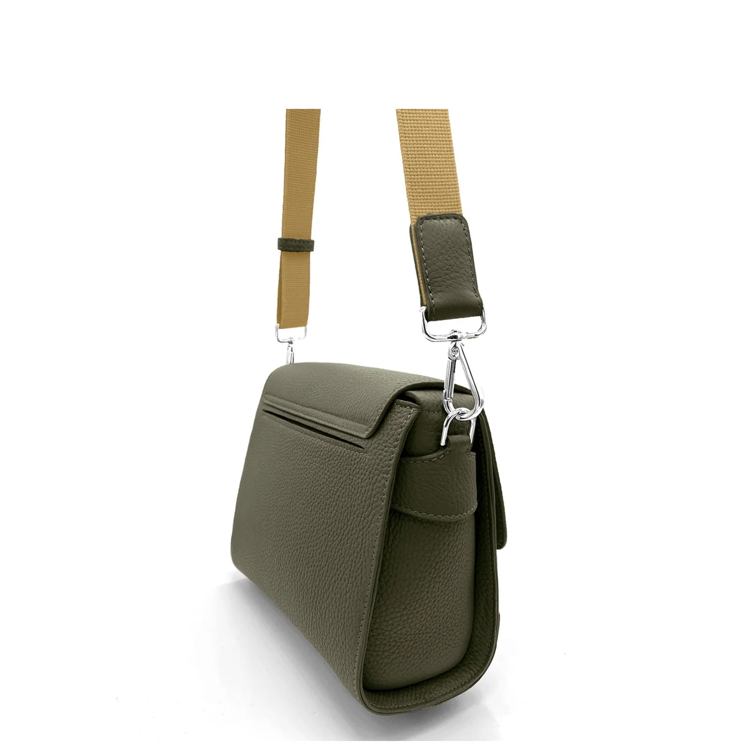 Un sac à main en cuir vert avec une poche latérale et une bandoulière beige réglable, vu sous un angle latéral.