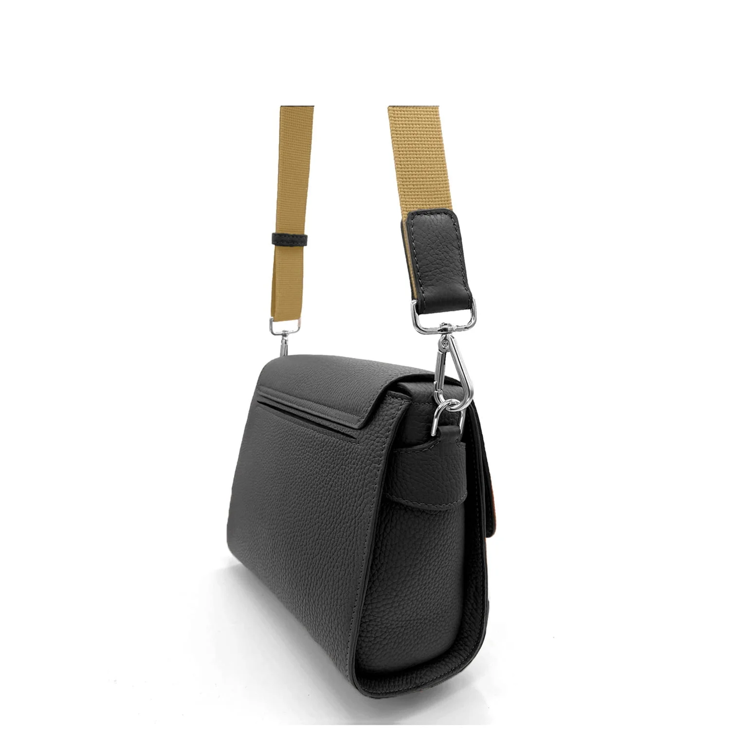 Sac à main en cuir noir avec une bandoulière réglable beige et du matériel argenté, vu de côté sur fond blanc.