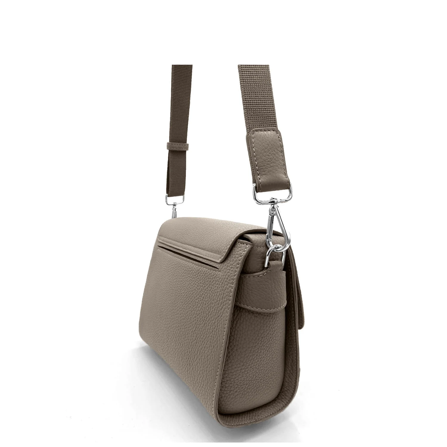 Un sac à bandoulière taupe avec une surface texturée et une bandoulière réglable est présenté en vue latérale sur un fond blanc uni.