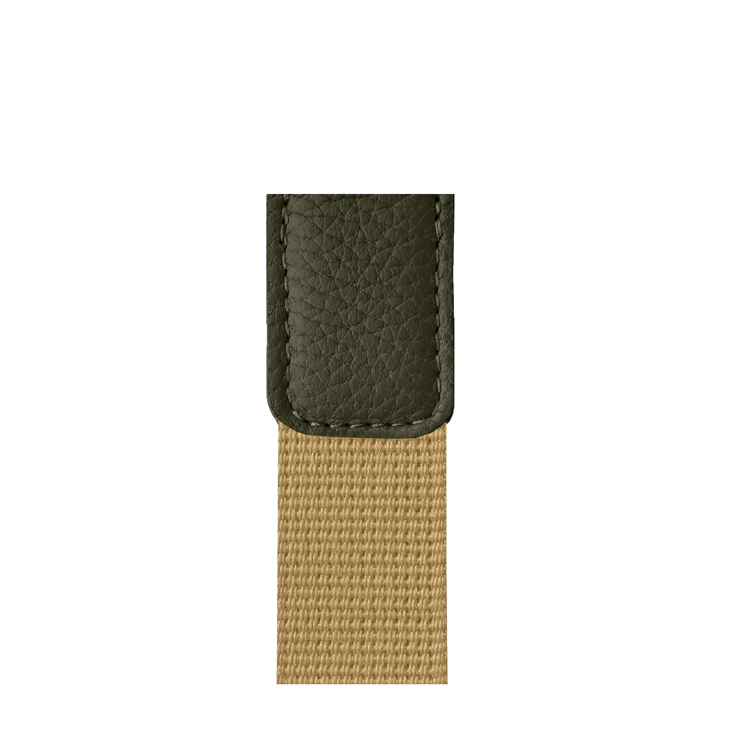 Gros plan d'une sangle avec une boucle en cuir vert foncé texturée en haut attachée à un tissu tissé beige.