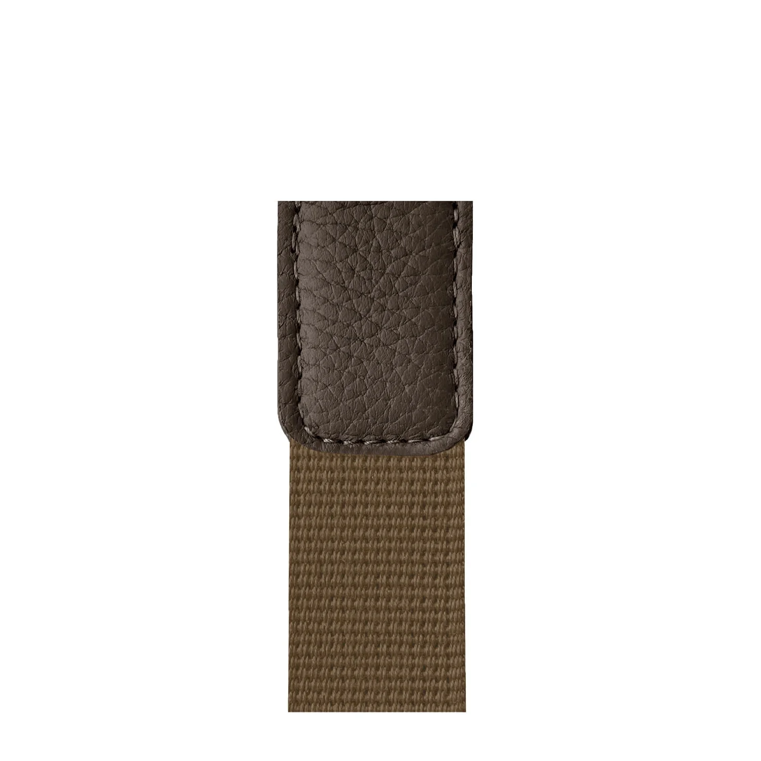 Gros plan d'un bracelet en tissu marron avec un patch en cuir.