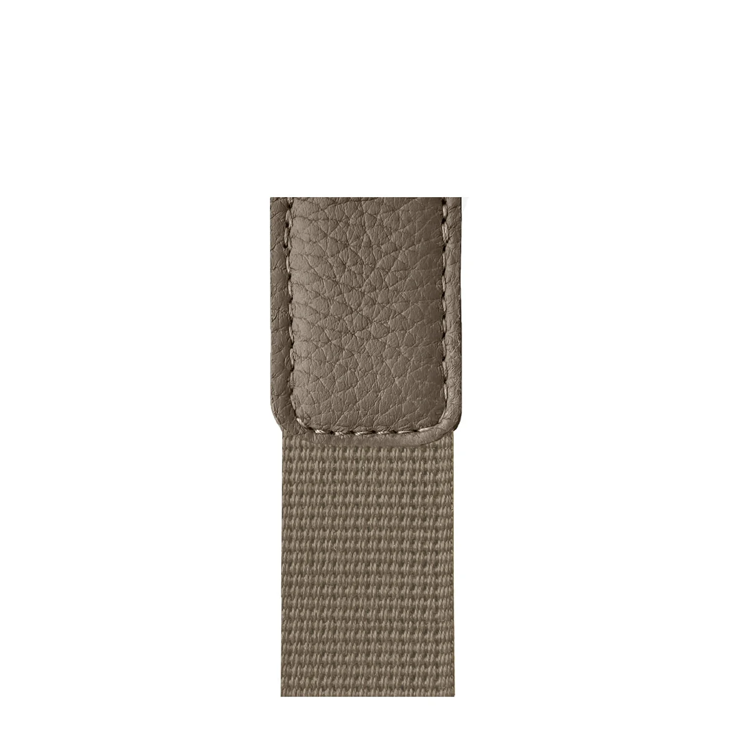 Gros plan d'une sangle taupe avec une languette en cuir texturé cousue sur le dessus.