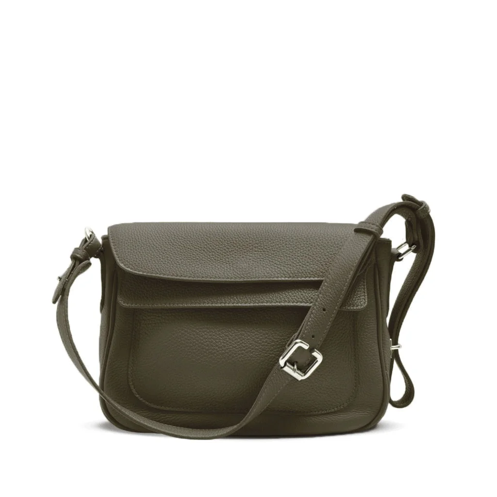 Le sac à bandoulière en cuir vert foncé ADELE est doté d'un rabat avant, d'une poche pratique et d'une bandoulière réglable, le tout confectionné dans une luxueuse texture grainée kaki.