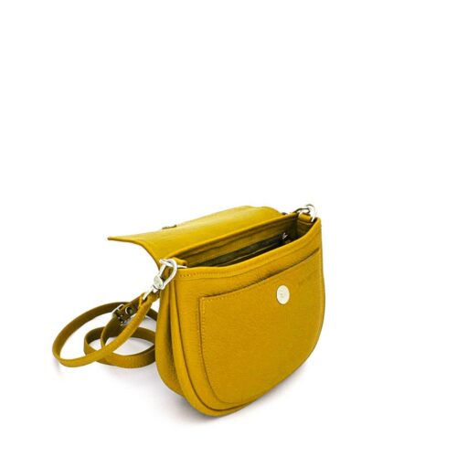 Un sac à bandoulière en cuir jaune moutarde avec une poche avant, du matériel argenté et une bandoulière réglable est présenté sur un fond blanc.