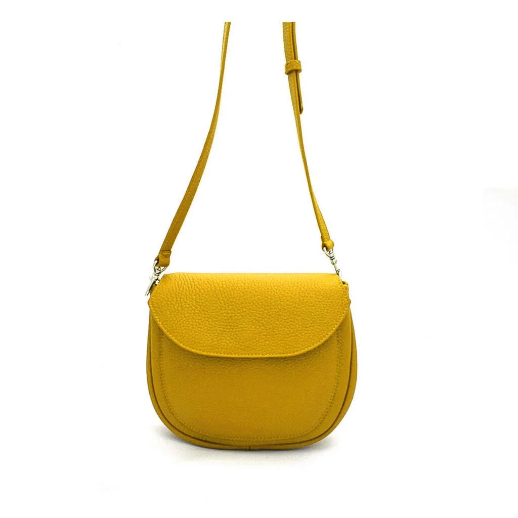 Sac bandoulière en cuir jaune de forme arrondie avec bandoulière réglable.