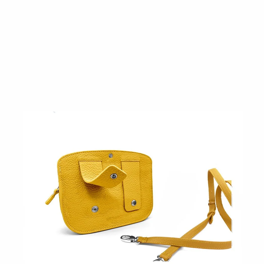 Sac bandoulière en cuir jaune avec boutons-pression en métal et bandoulière amovible, présenté sur un fond blanc.
