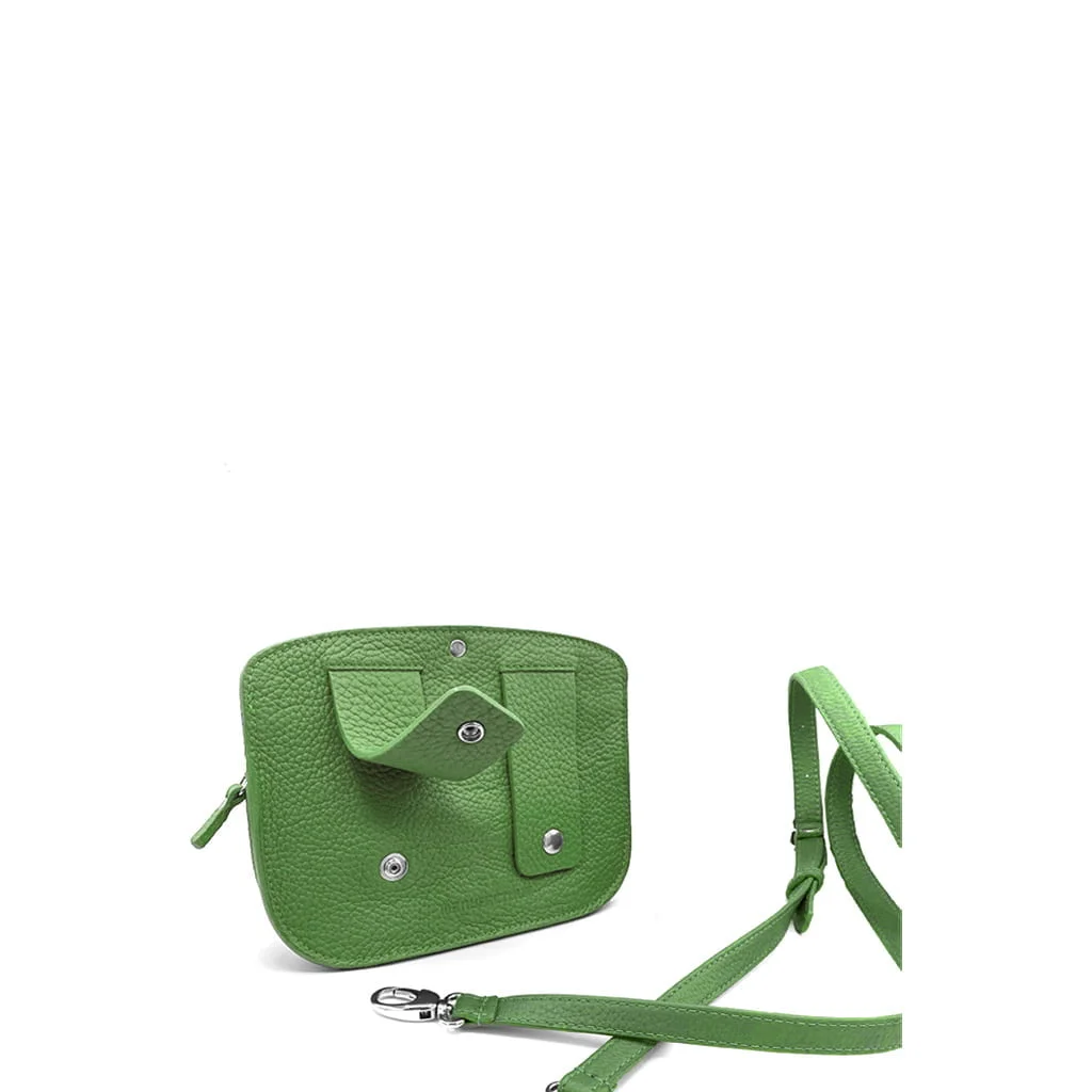 Un petit sac à bandoulière en cuir vert avec une poche avant à bouton-pression et une bandoulière réglable est présenté.