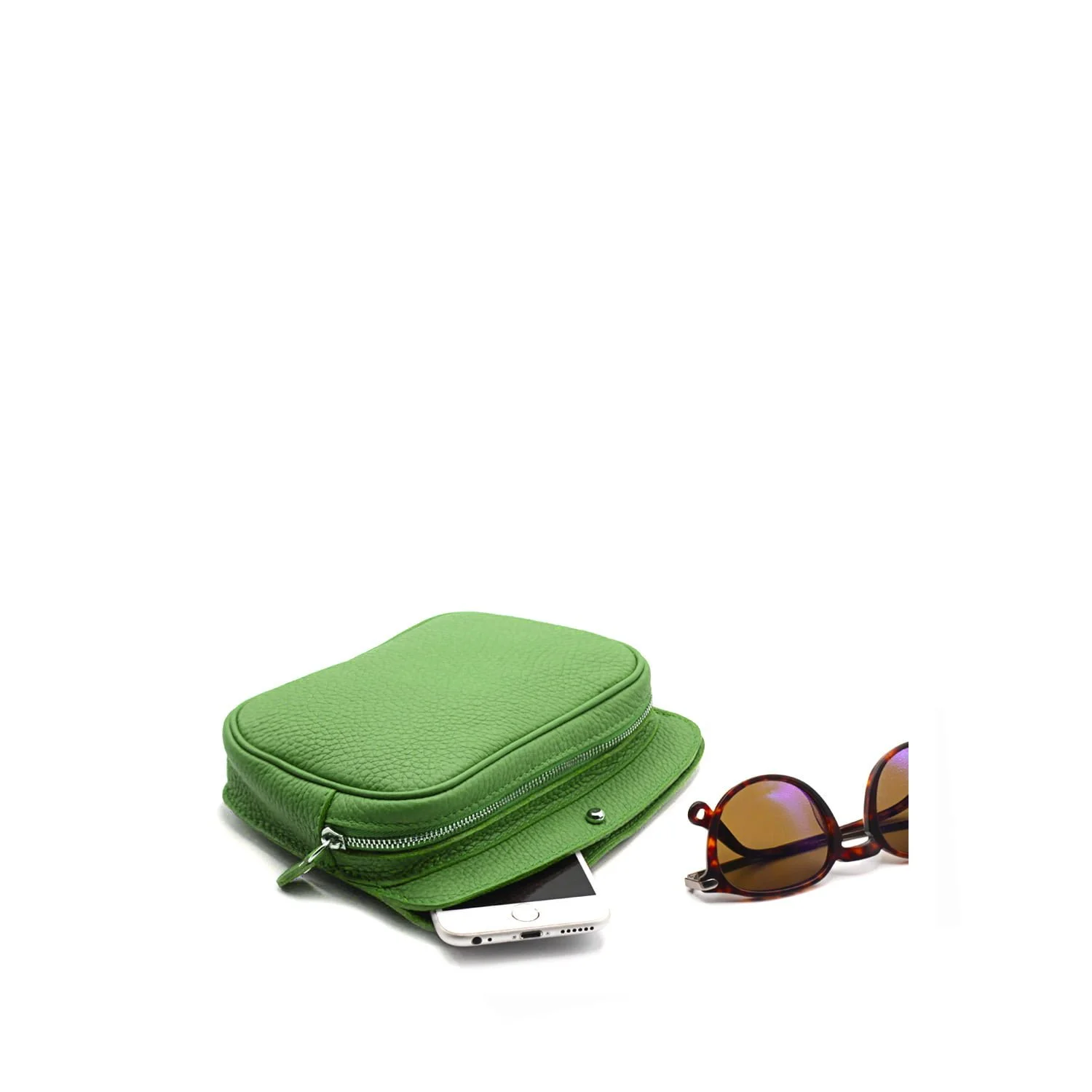 Une pochette verte zippée avec un smartphone partiellement à l'intérieur, à côté d'une paire de lunettes de soleil marron.