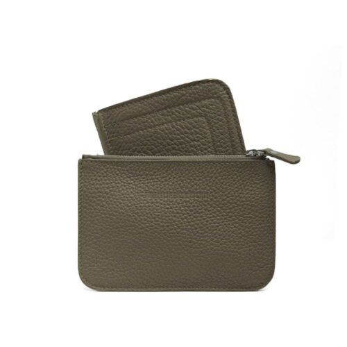 Pochette en cuir vert avec fermeture éclair, partiellement ouverte pour révéler un porte-cartes assorti à l'intérieur.