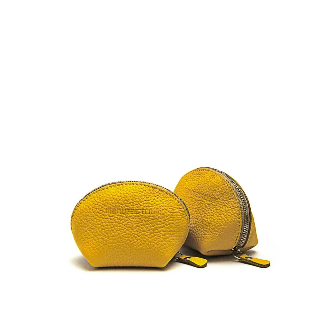 Deux petites pochettes à monnaie en cuir jaune avec fermetures à glissière, l'une debout et l'autre couchée sur le côté, sur fond blanc.