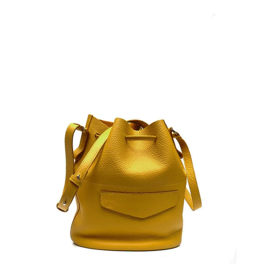 Sac seau en cuir jaune avec bretelles réglables et une poche avant sur fond blanc.