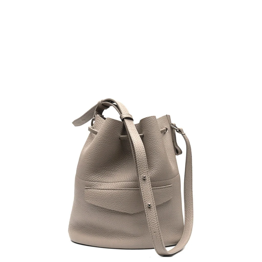 Sac seau en cuir taupe avec une longue bandoulière et une boucle réglable, doté d'une surface texturée et d'une poche extérieure.
