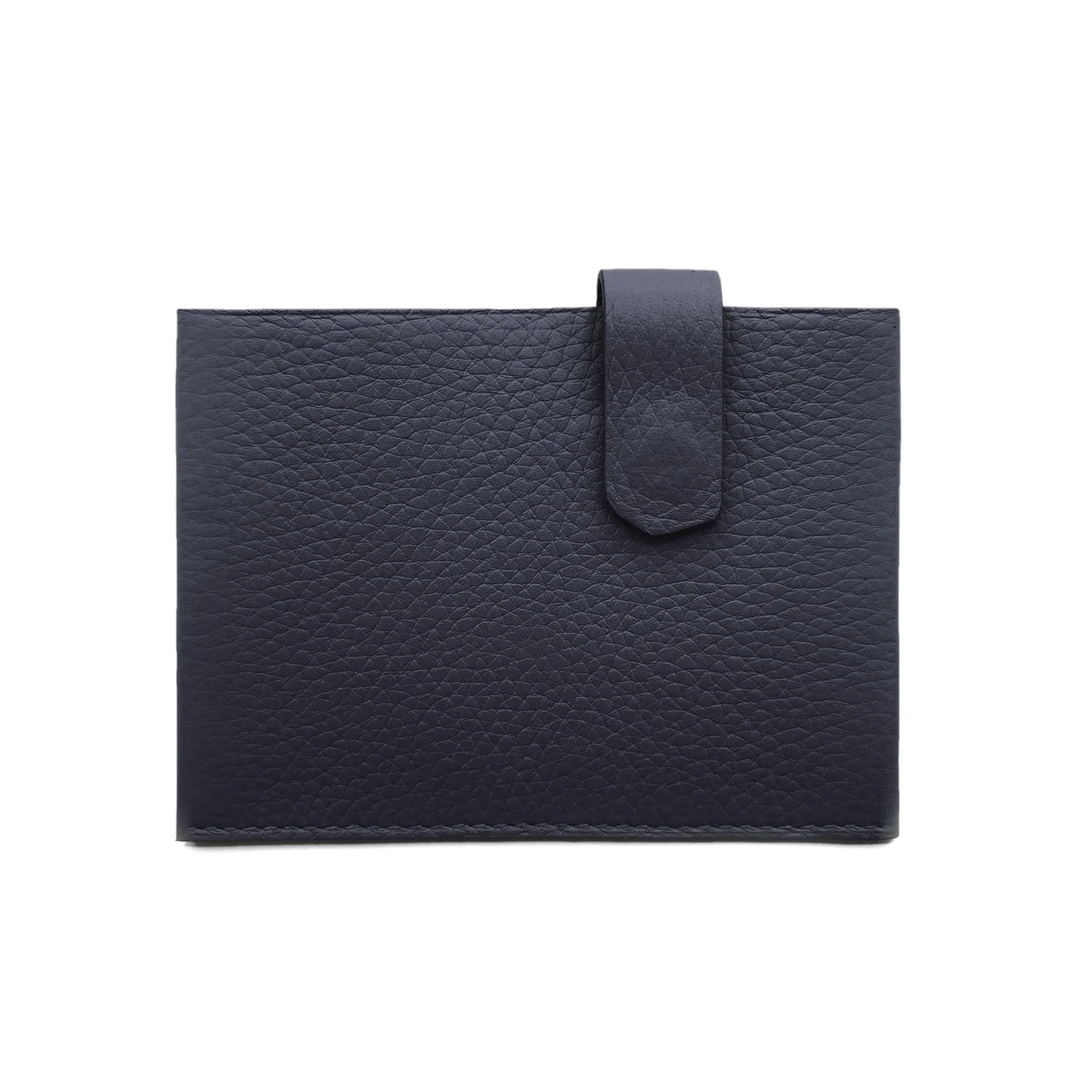 Un portefeuille en cuir noir avec une surface texturée et une fermeture à sangle unique en haut au centre.