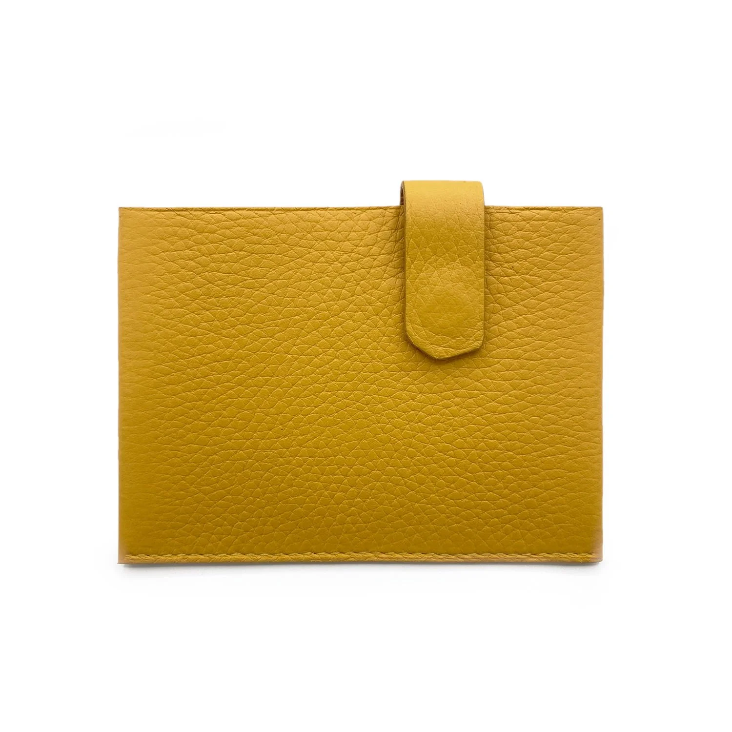 Portefeuille en cuir jaune avec une surface texturée et une fermeture à rabat sur le dessus.