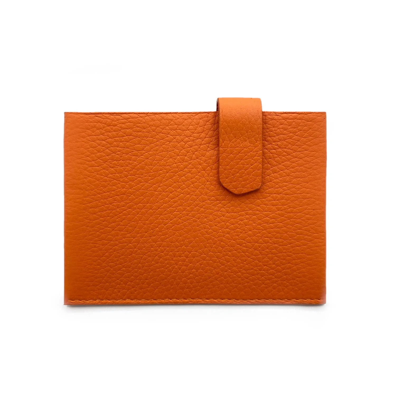 Portefeuille en cuir texturé orange avec fermeture à rabat, vu de face.