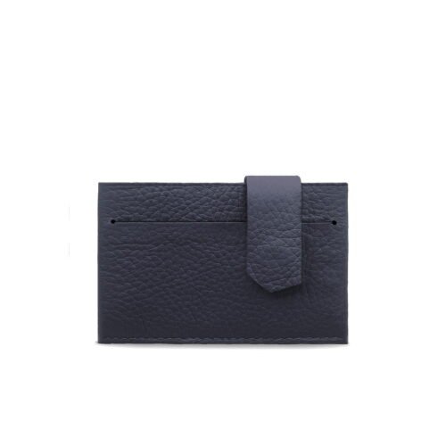Porte-cartes en cuir bleu foncé avec une surface texturée et une fermeture à languette sur le devant.