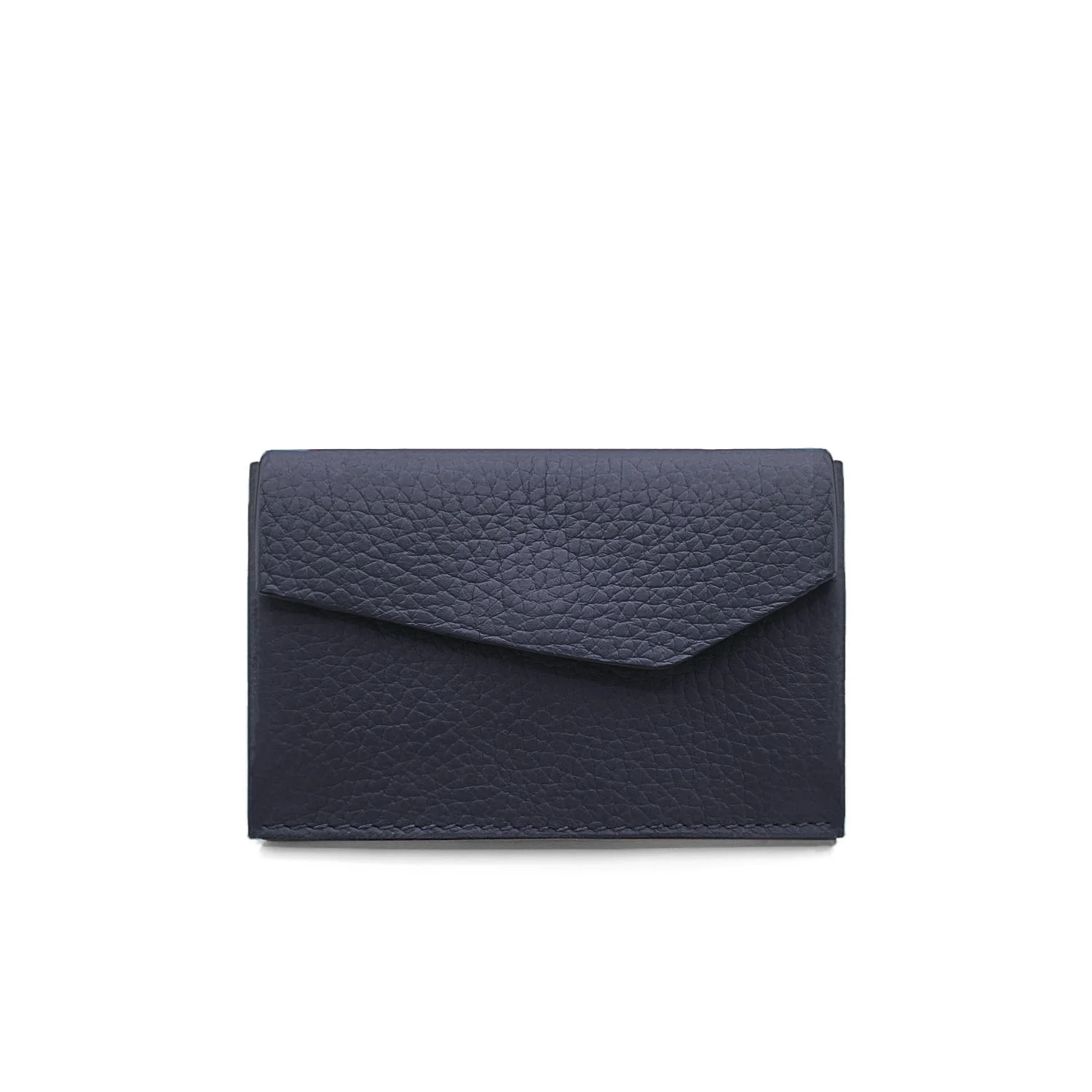 Un portefeuille de style enveloppe en cuir noir avec une surface texturée, présenté sur un fond blanc.