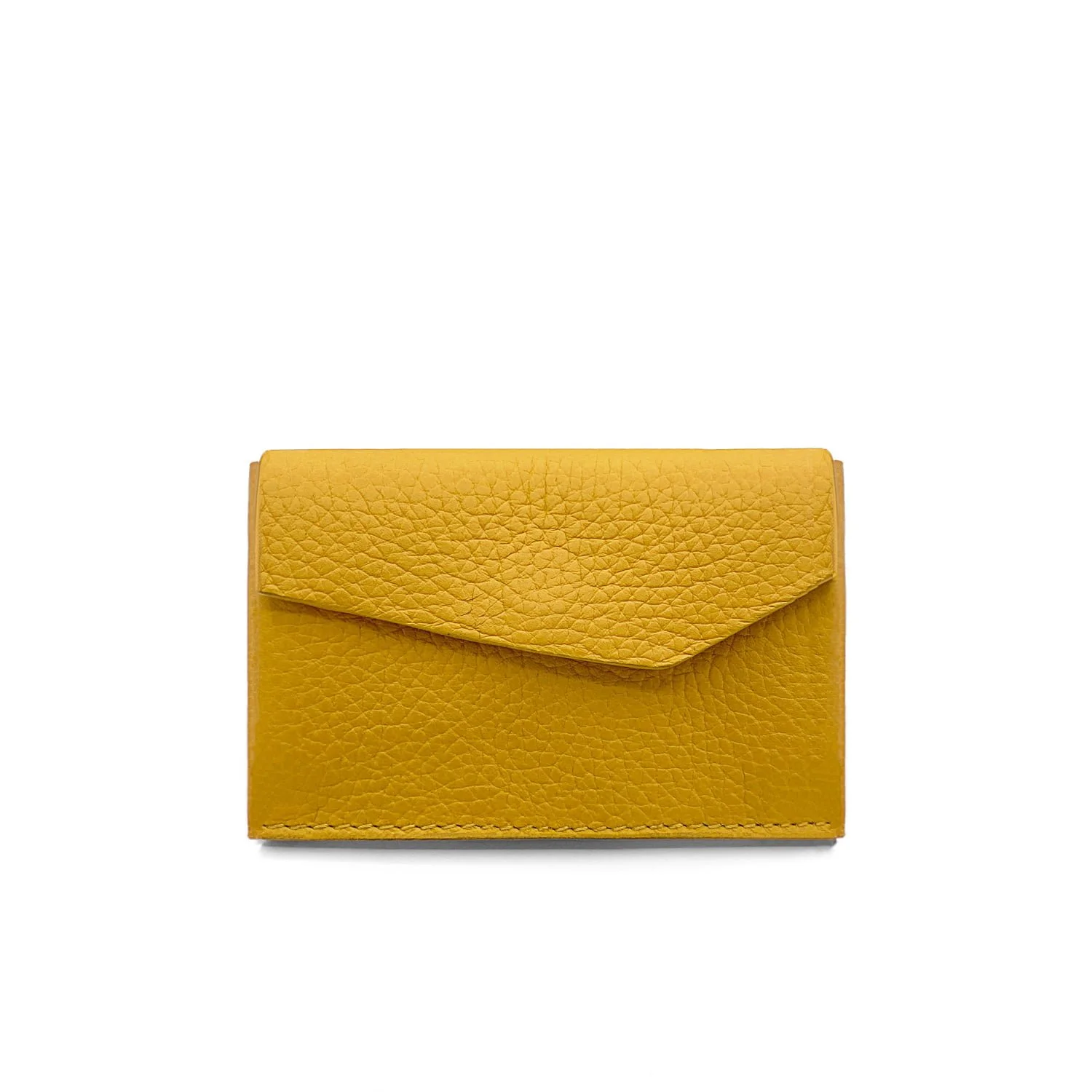 Portefeuille en cuir jaune avec une finition texturée, fermé et positionné sur un fond blanc.