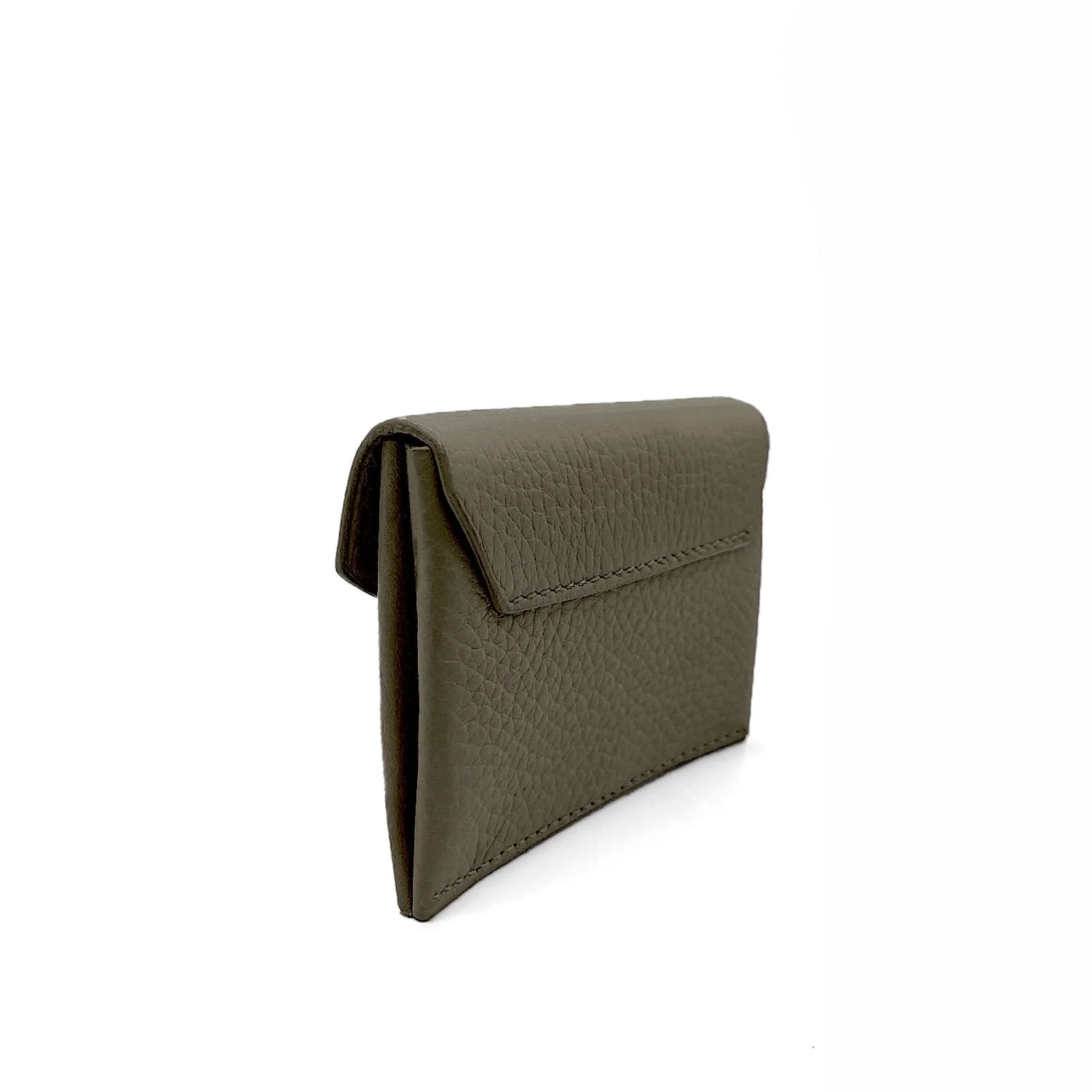 Vue latérale d'une pochette de style enveloppe en cuir marron texturé sur fond blanc.