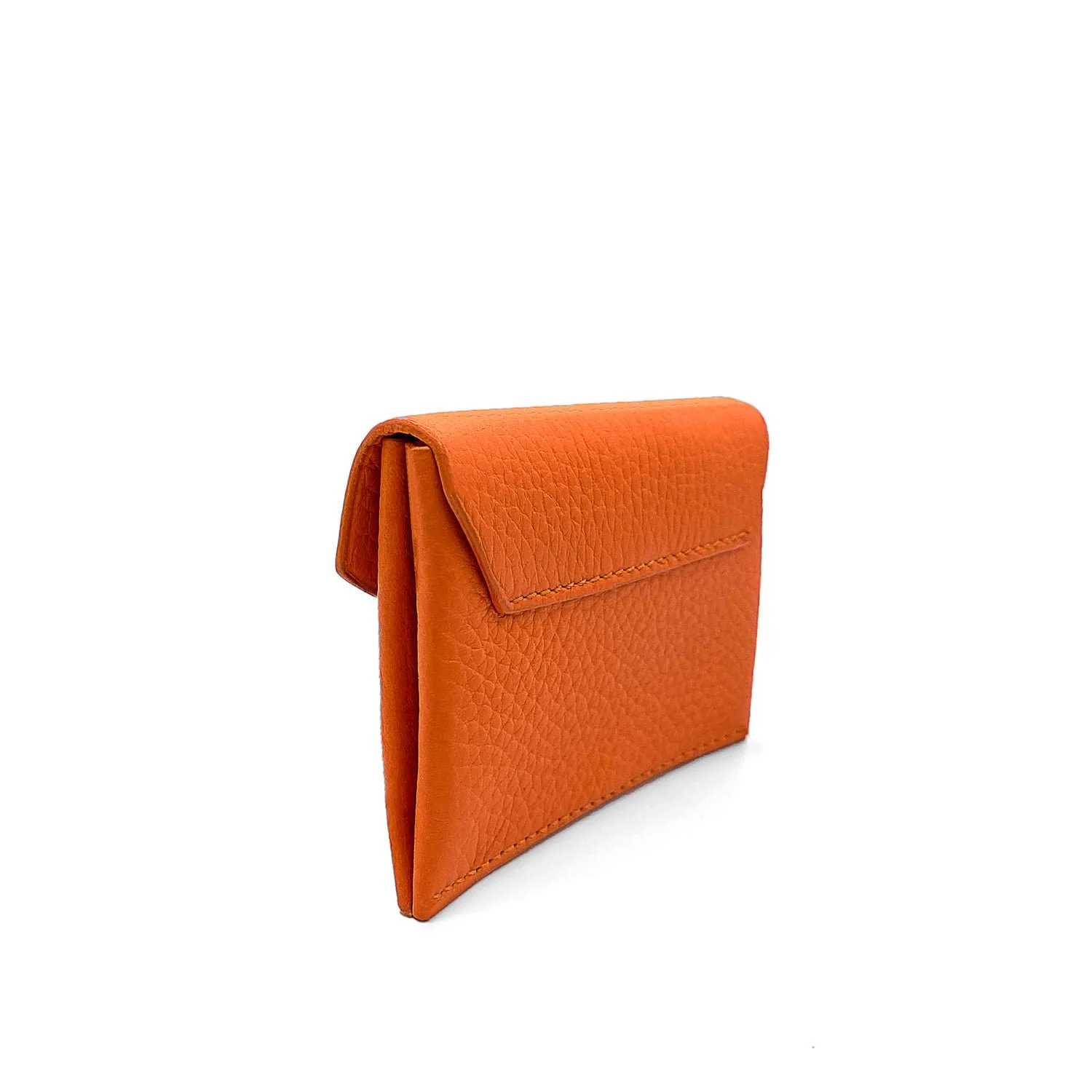 Portefeuille en cuir orange debout avec fermeture à rabat.