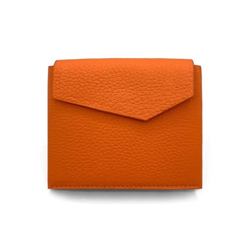 PORTEFEUILLE CARRÉ en cuir orange, doté d'une surface texturée et d'un design à rabat triangulaire.