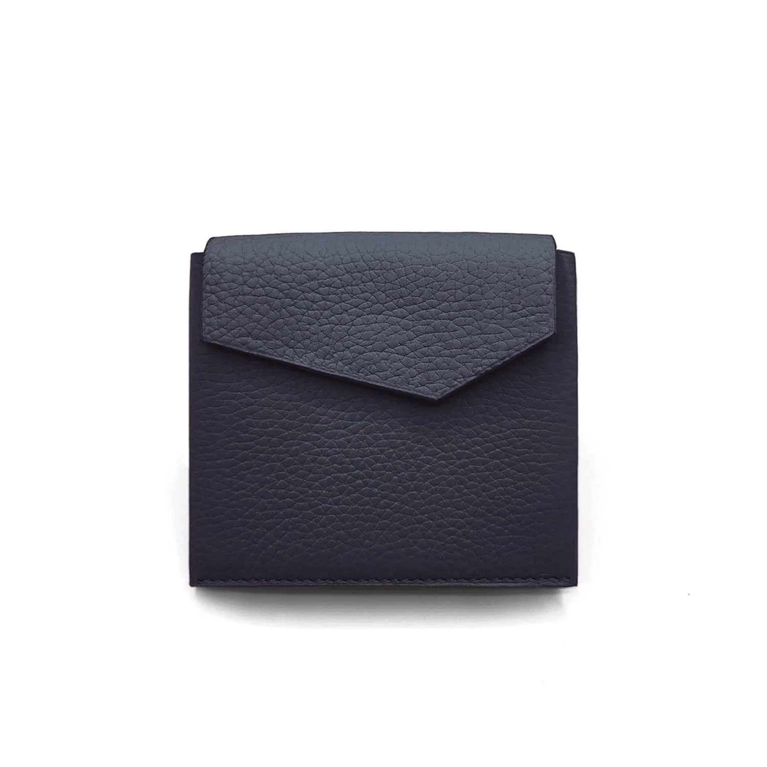 Un portefeuille en cuir noir avec une fermeture à rabat texturée sur fond blanc.