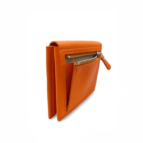 Un portefeuille en cuir orange avec une poche avant zippée et plusieurs compartiments.