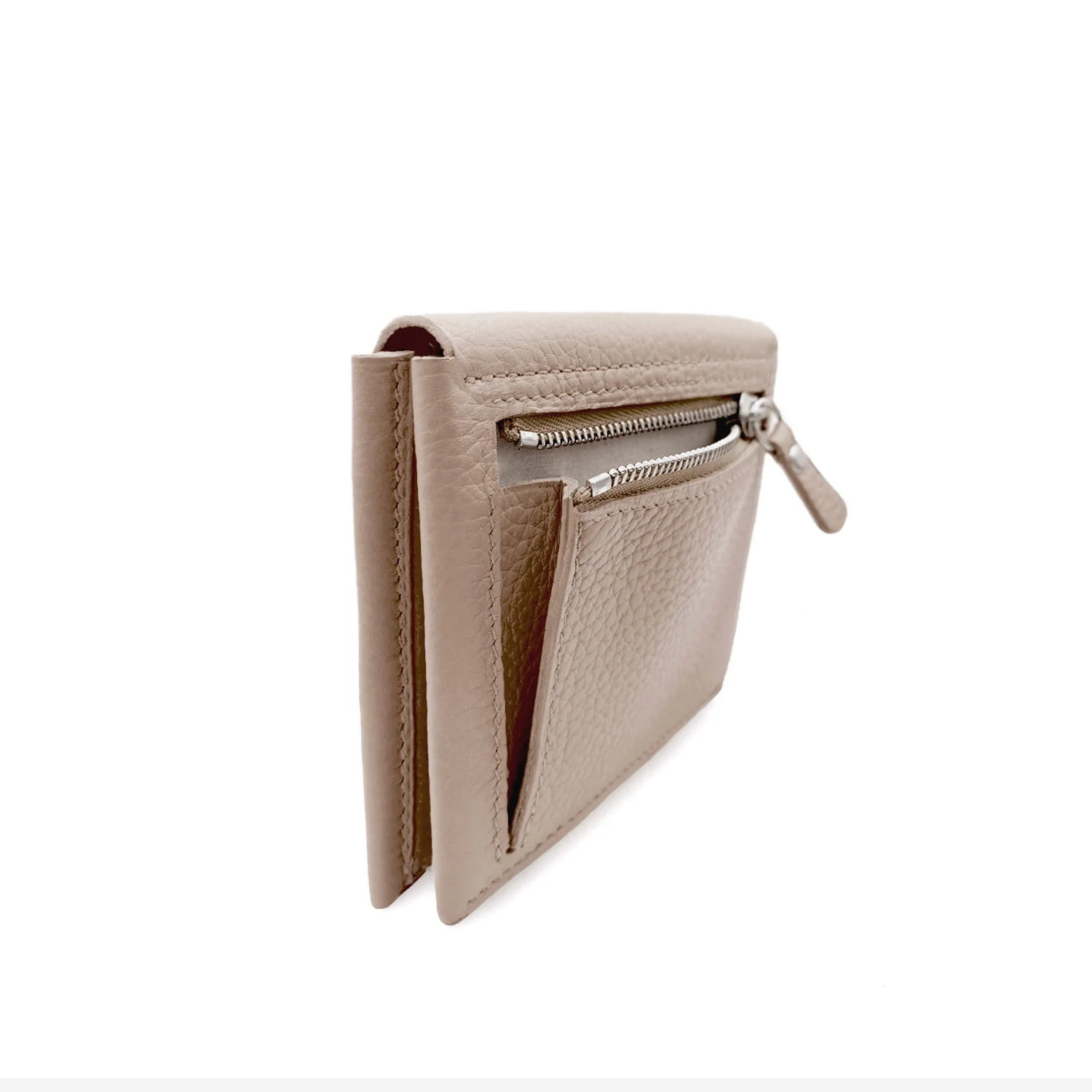 Un portefeuille en cuir beige avec une poche avant zippée et plusieurs compartiments, présenté sous un angle latéral.