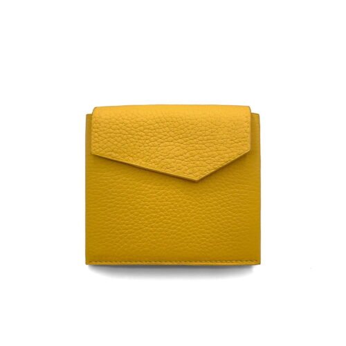 Un portefeuille carré en cuir jaune moutarde avec une fermeture à rabat texturé.