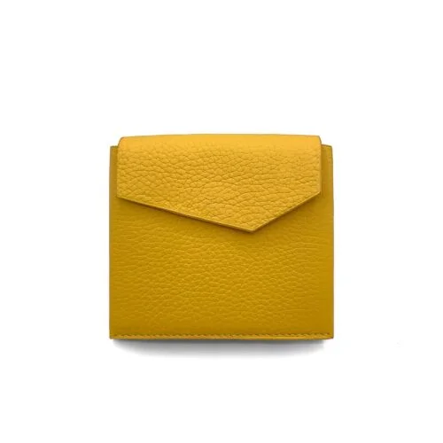 Un portefeuille carré en cuir jaune moutarde avec une fermeture à rabat texturé.