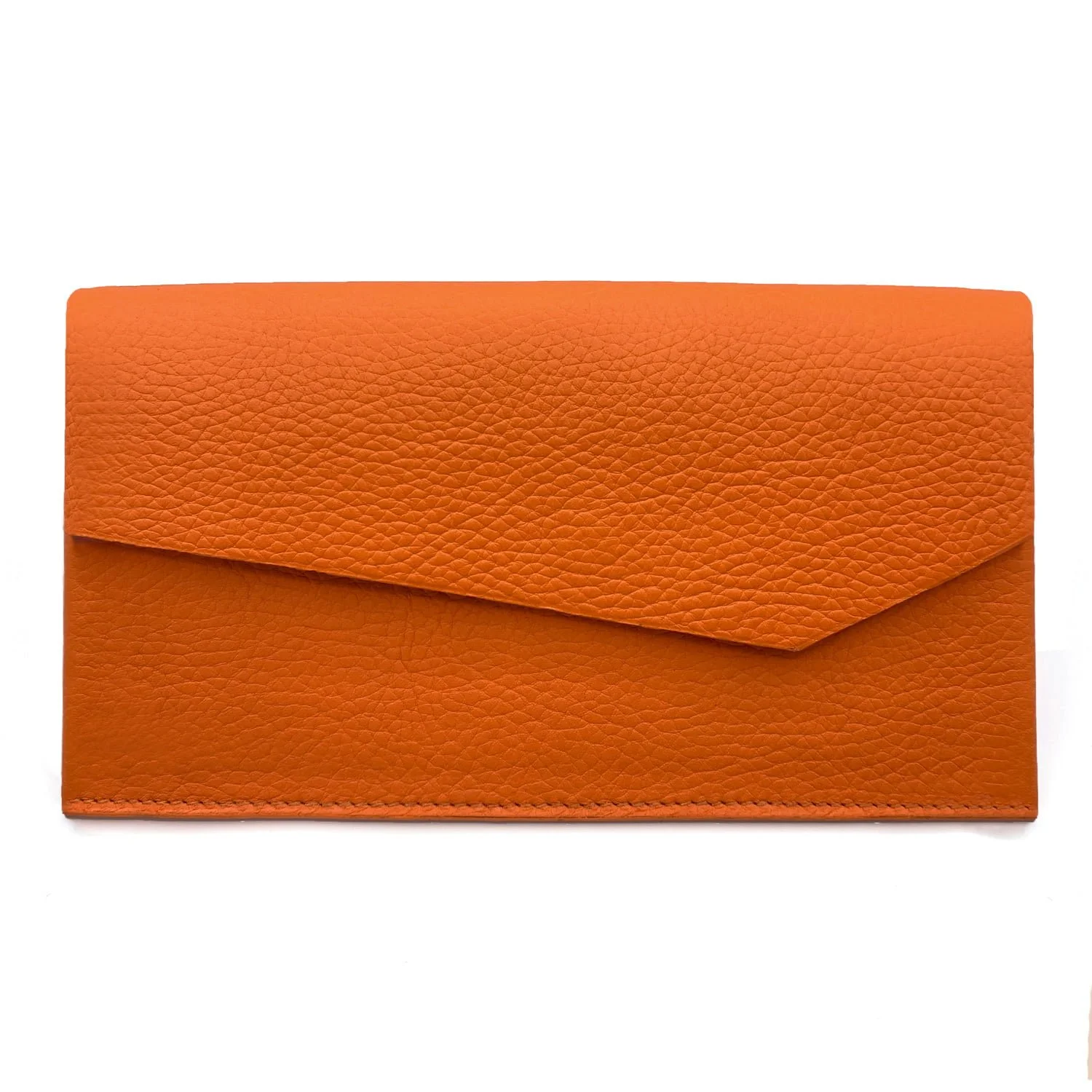 Portefeuille de type enveloppe en cuir orange sur fond blanc.