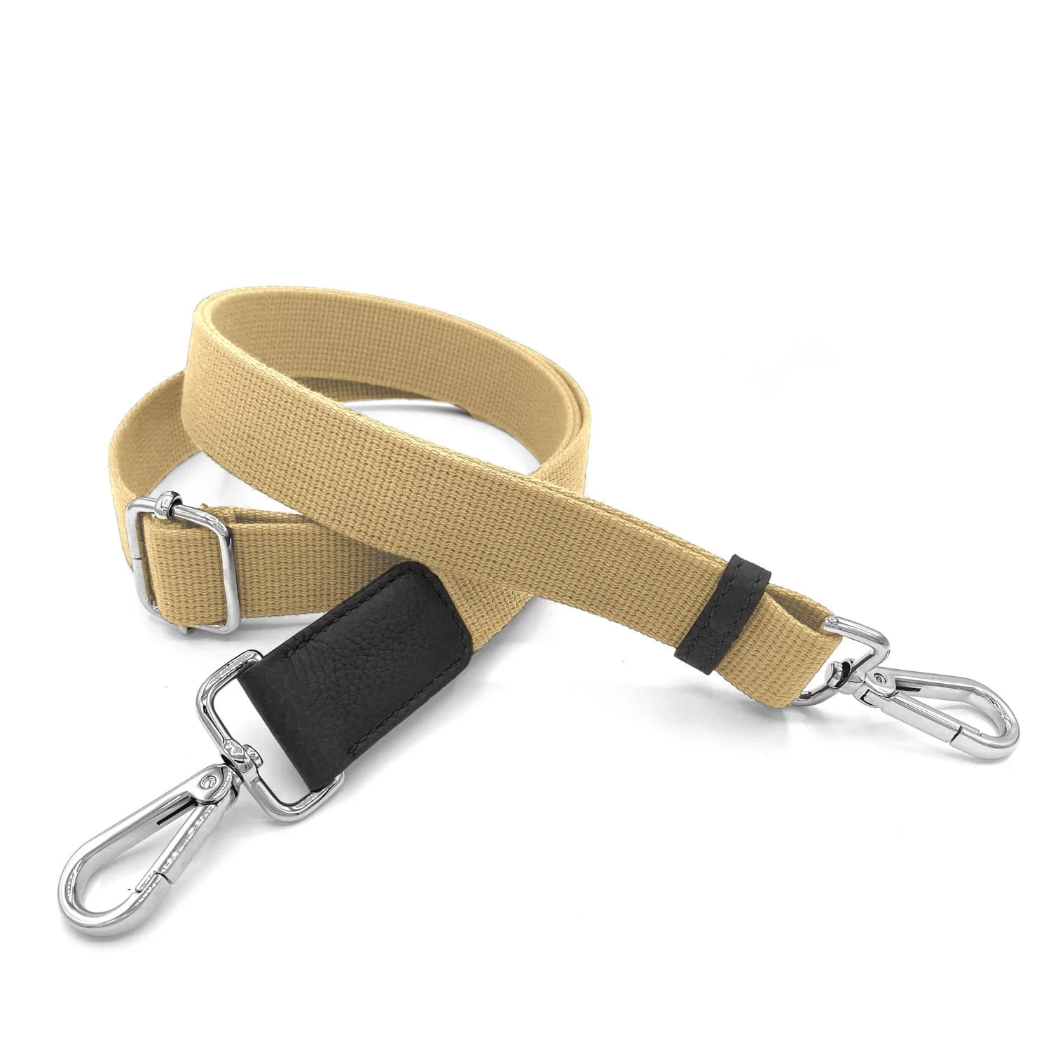 Bracelet en tissu beige avec des accents en cuir noir et des fermoirs mousquetons argentés aux deux extrémités, adapté à un sac ou un sac à main.