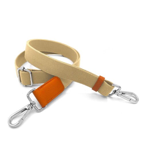 Une sangle réglable beige avec des fermoirs argentés et un détail en cuir orange.