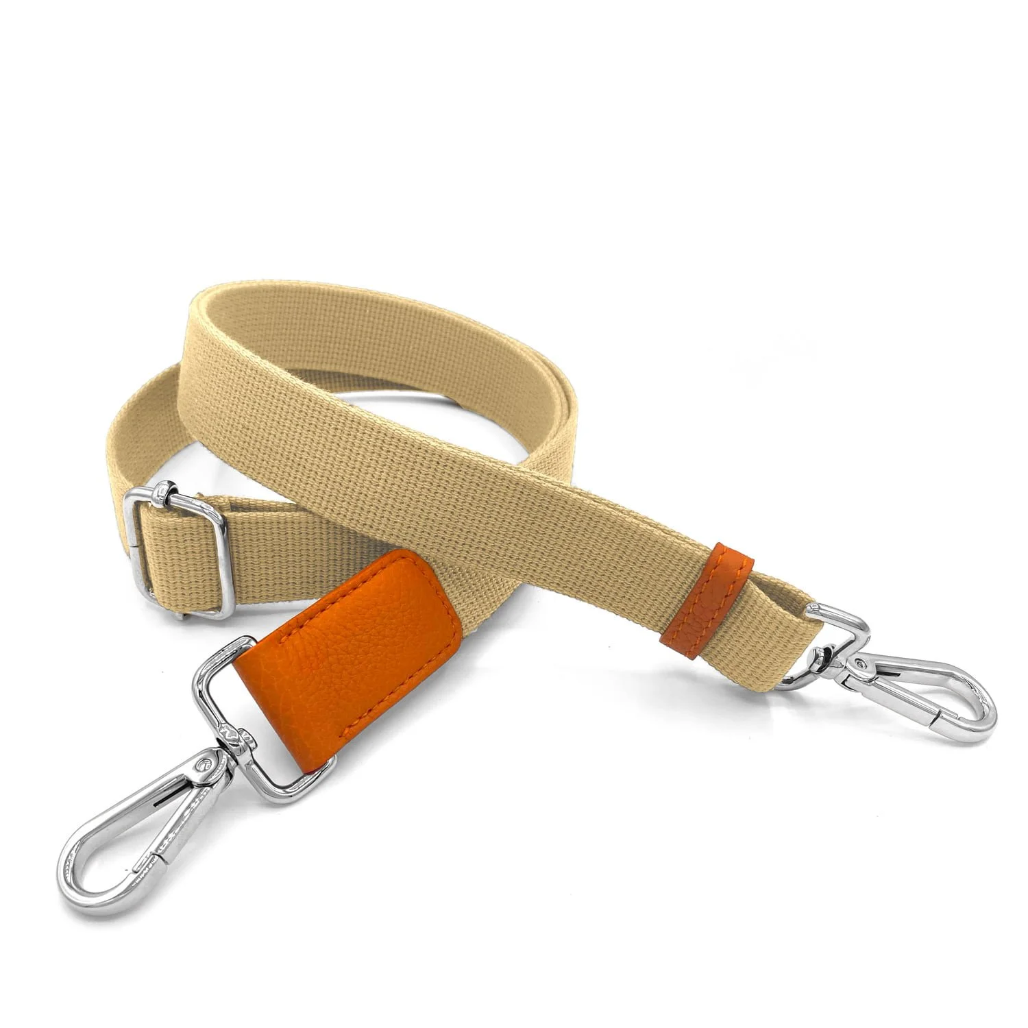 Une sangle réglable beige avec des fermoirs argentés et un détail en cuir orange.