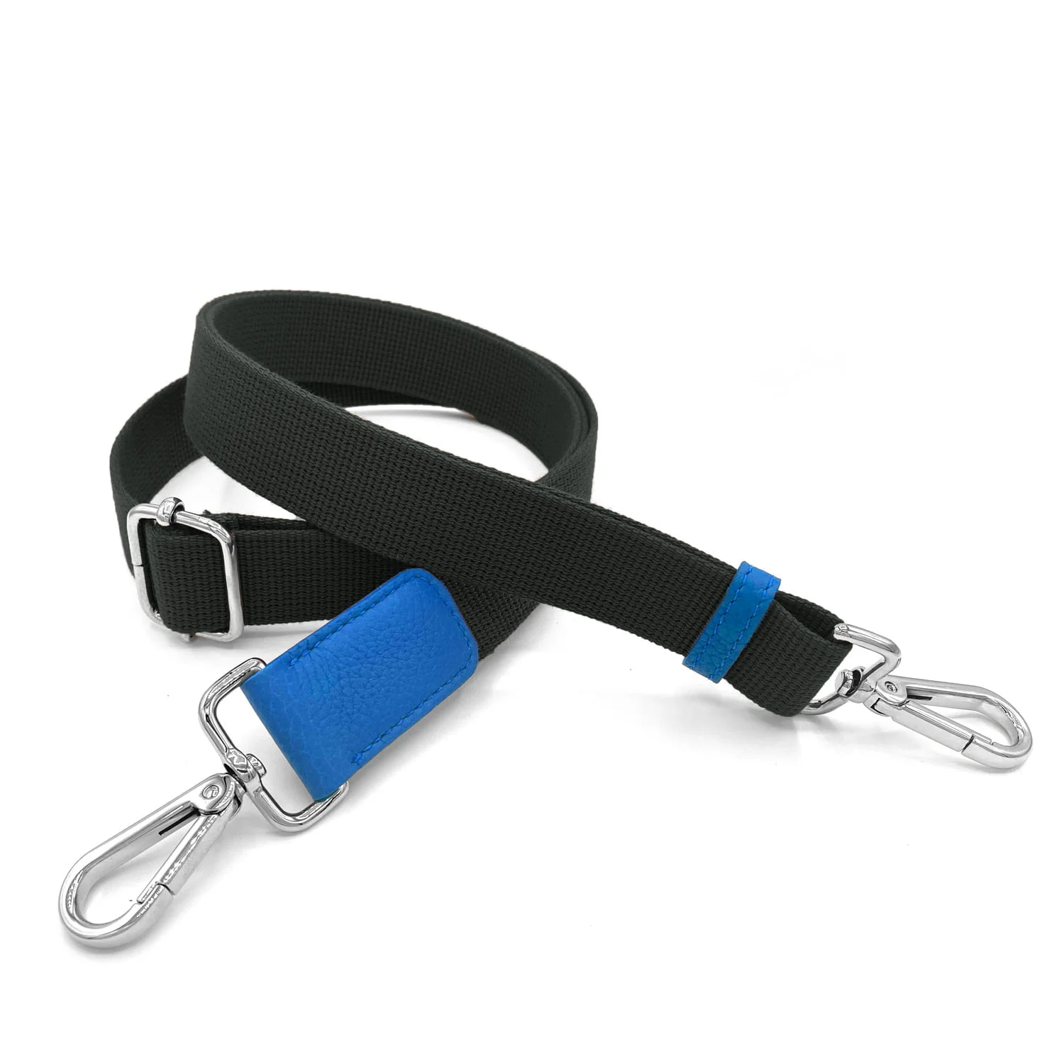 Une sangle de sac noire avec des accents bleus, avec une longueur réglable et des fermoirs mousquetons argentés aux deux extrémités.