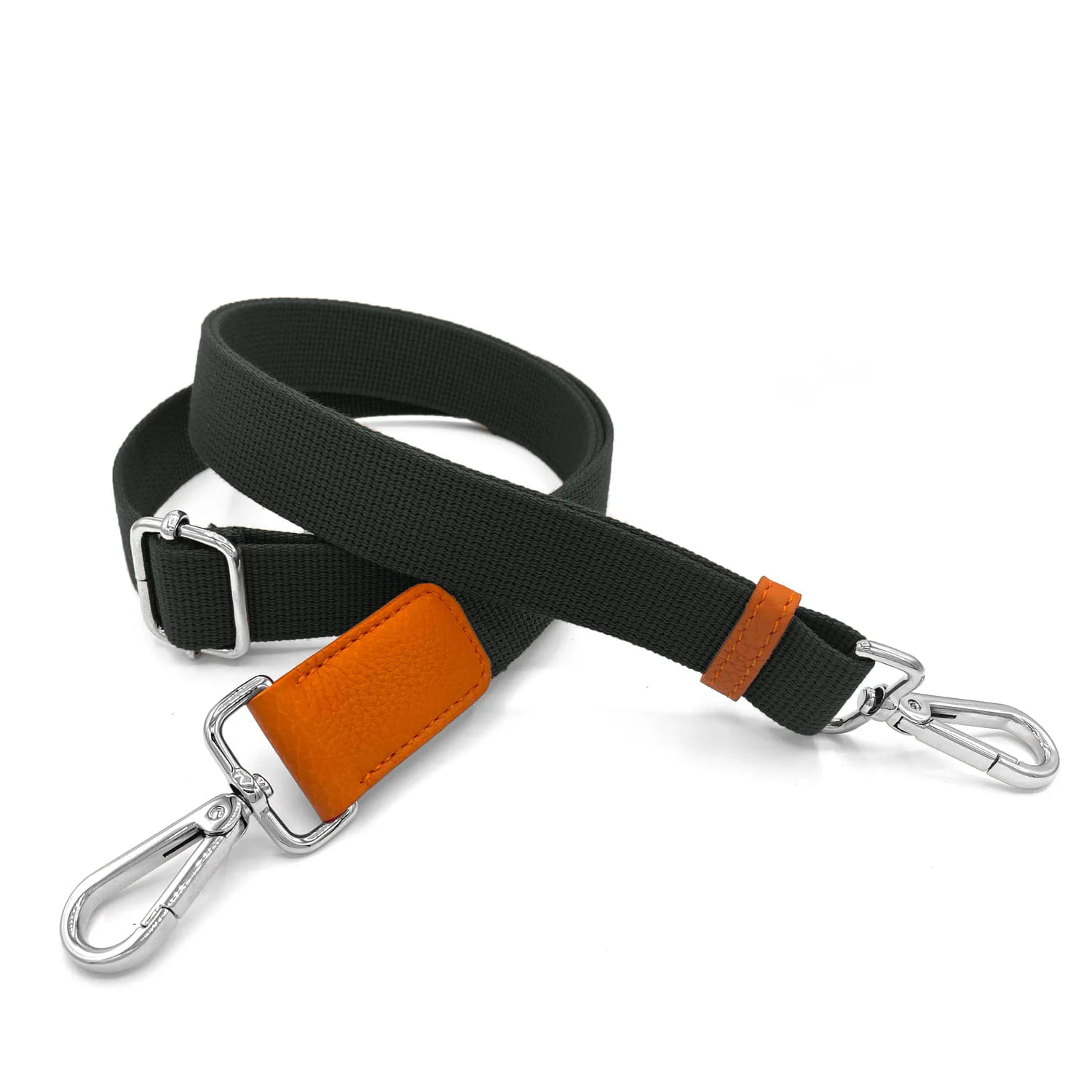 Une sangle réglable vert foncé avec des accents orange et des clips métalliques aux deux extrémités, posée en forme de spirale.