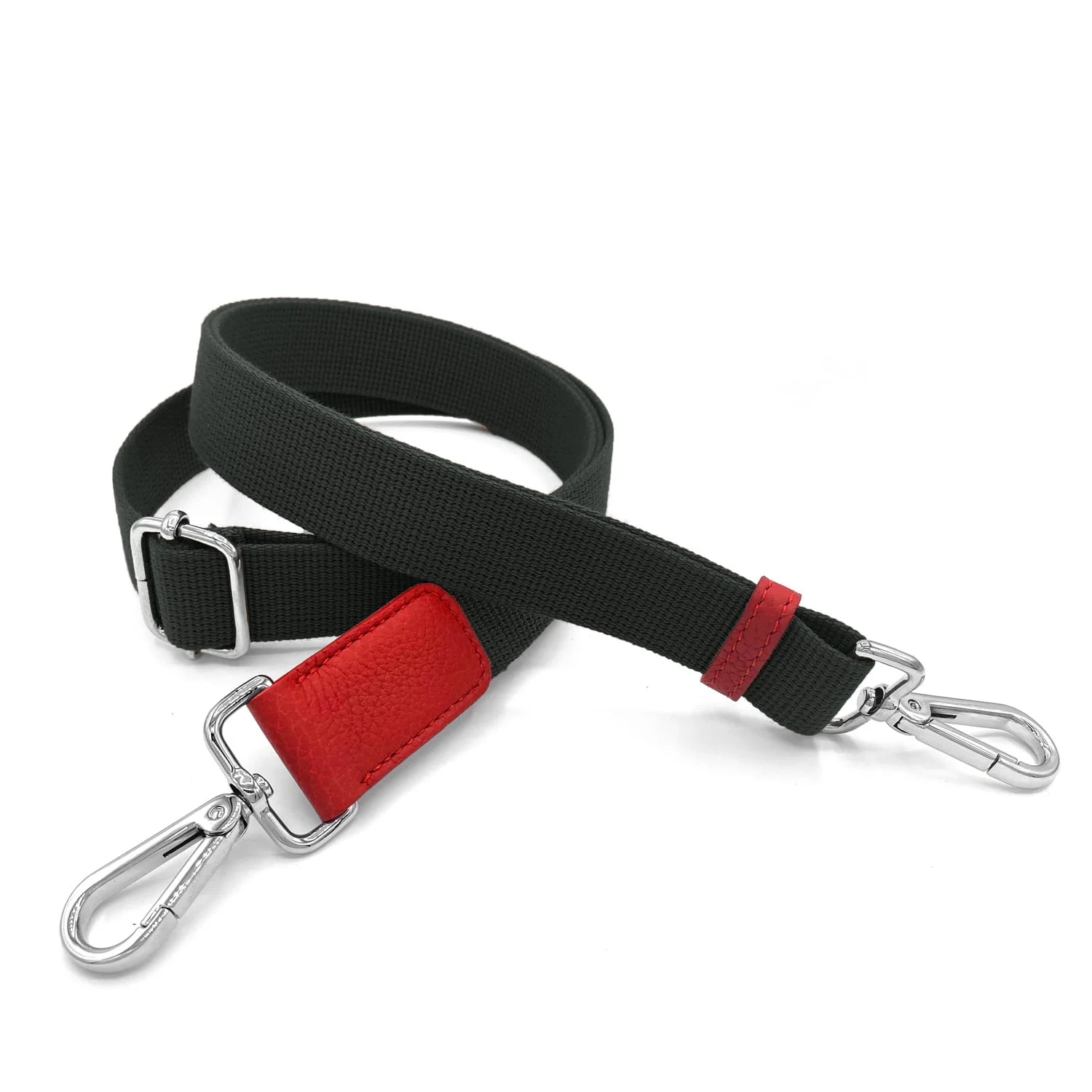 Un bracelet en tissu vert avec des accents de cuir rouge, doté de fermoirs métalliques aux deux extrémités.