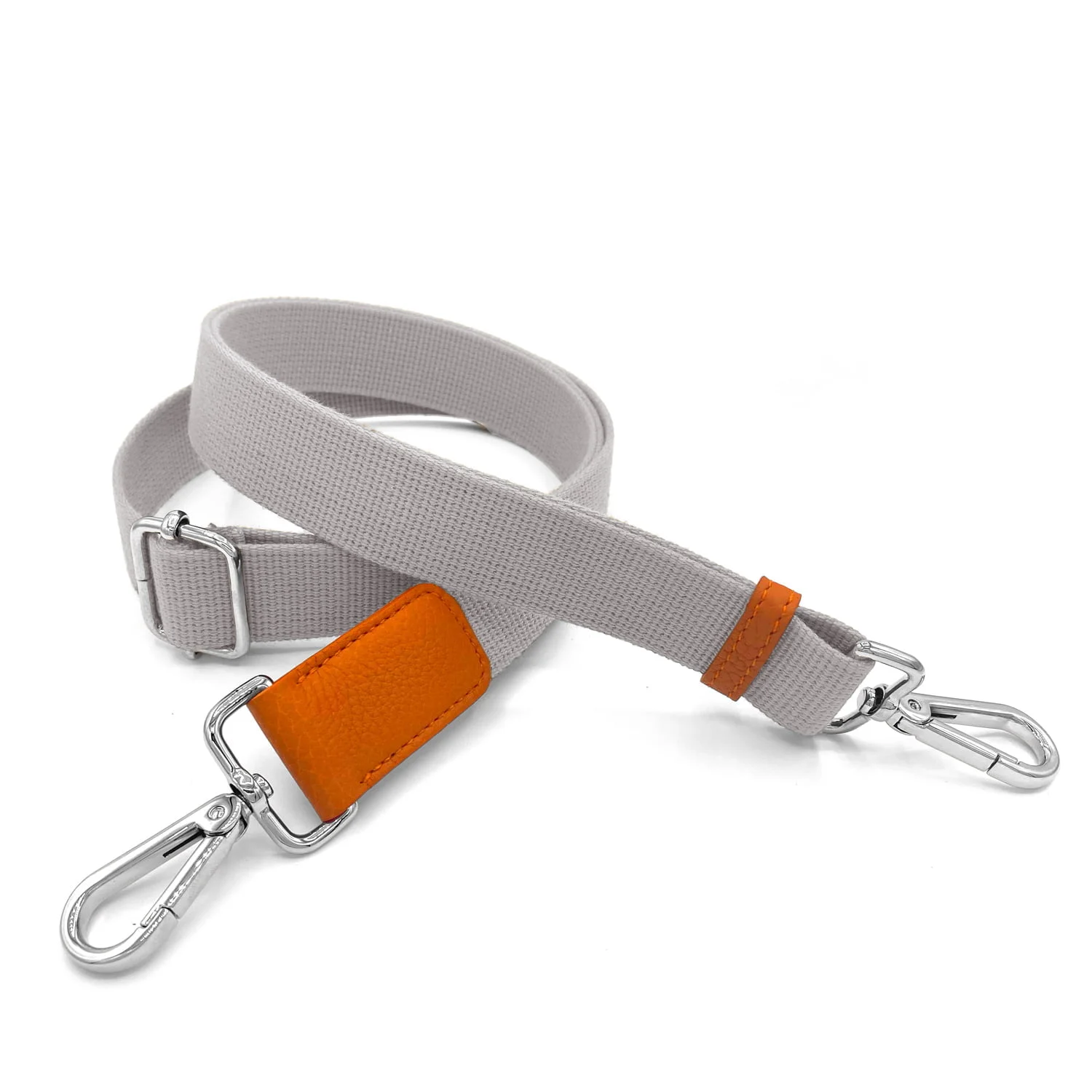 Un bracelet en tissu gris avec des accents de cuir orange et des fermoirs en métal argenté à chaque extrémité.