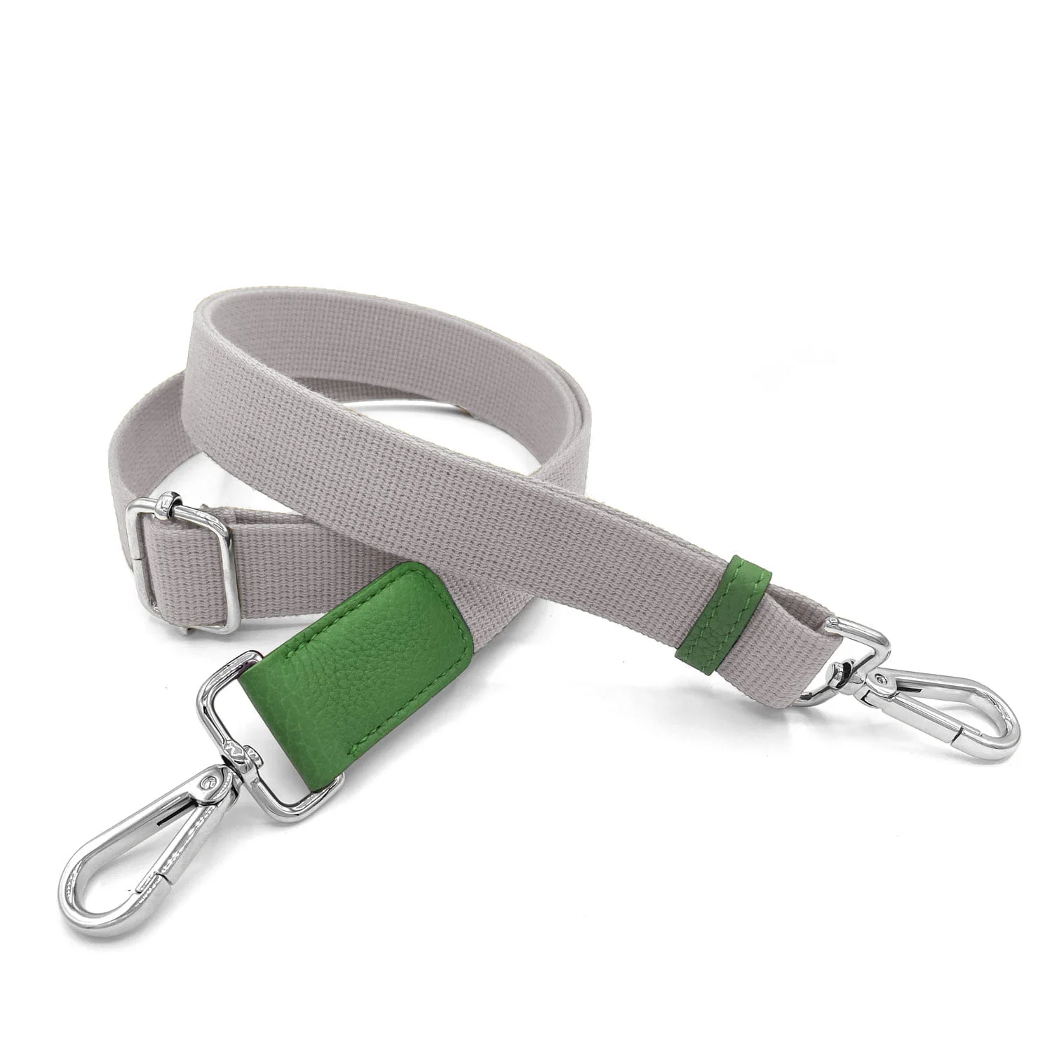 Une sangle réglable grise avec des accents verts et des clips métalliques aux deux extrémités.
