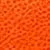 Gros plan d'une surface de basket-ball orange montrant son motif texturé en galets.