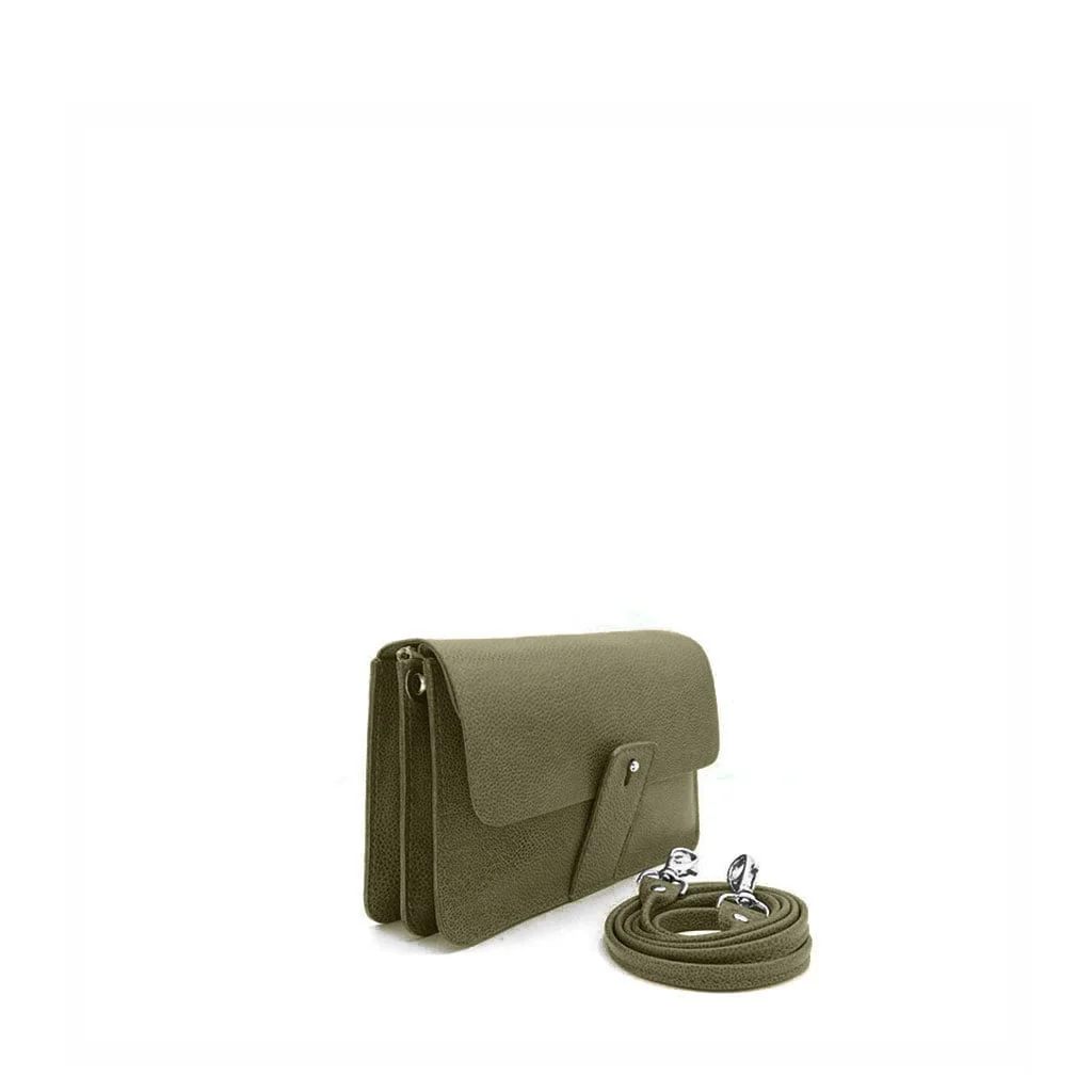 Sac bandoulière en cuir vert olive avec une longue bandoulière amovible et des accessoires argentés.