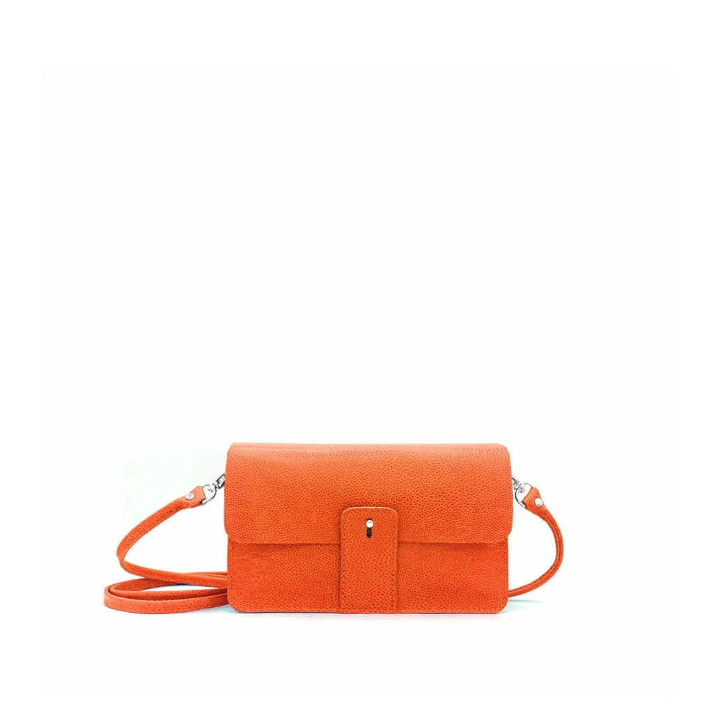 Sac bandoulière en cuir orange avec rabat avant et bandoulière, sur fond blanc.