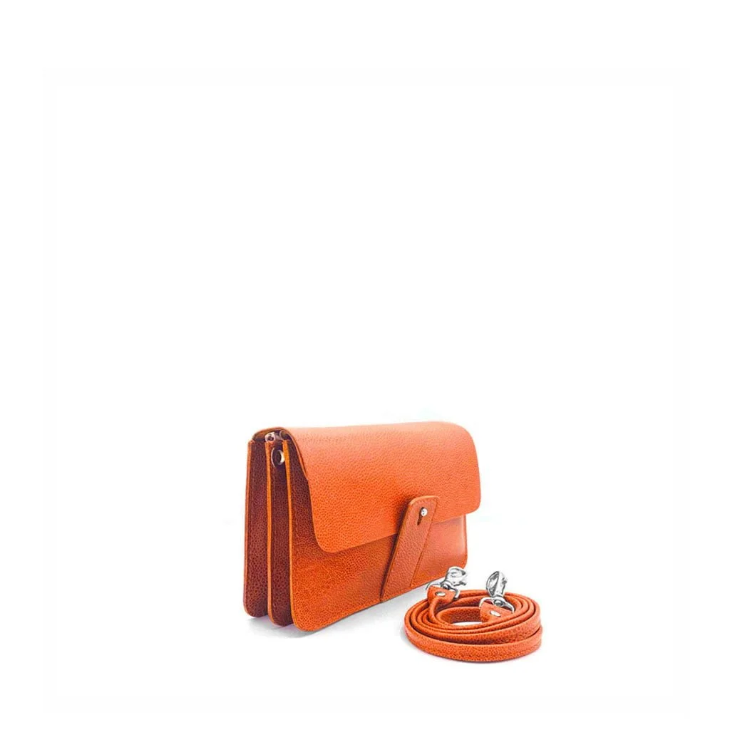 Sac à main en cuir orange avec rabat avant, fermeture à bouton et bandoulière amovible, présenté sur un fond blanc uni.