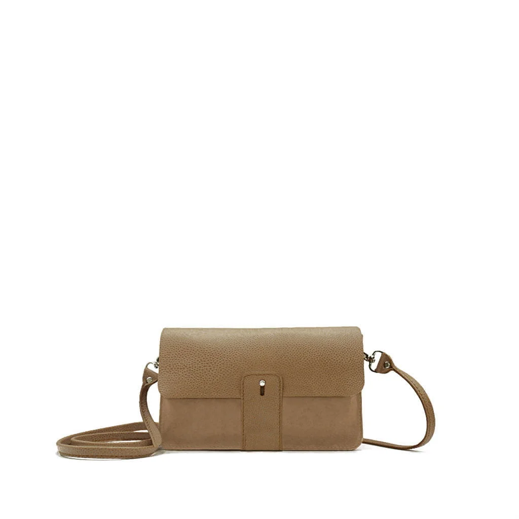 Un sac à main en cuir beige avec un rabat avant et une bandoulière, sur fond blanc.