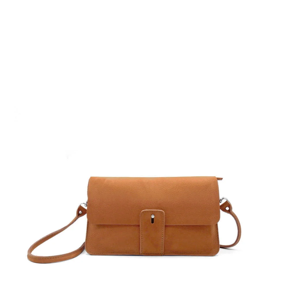 Sac bandoulière en cuir marron avec un rabat avant et une fermeture à boucle sur fond blanc.