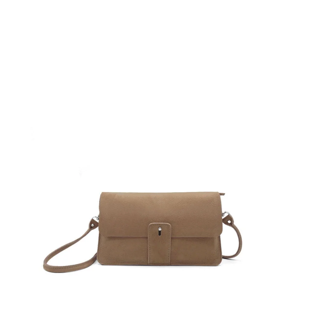 Un petit sac à bandoulière en cuir beige avec une fermeture à rabat et une bandoulière réglable, présenté sur un fond blanc uni.