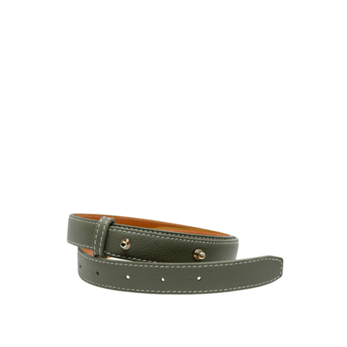 Une ceinture en cuir vert avec des clous dorés et des coutures blanches sur fond blanc.